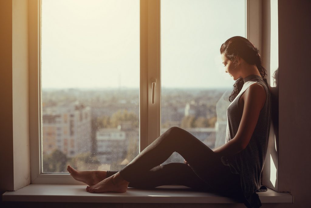 женщина в окне. цветаева светлана. смотрящая в окно обухова. женщина возле окна. женщина смотрит в окно ненависть.