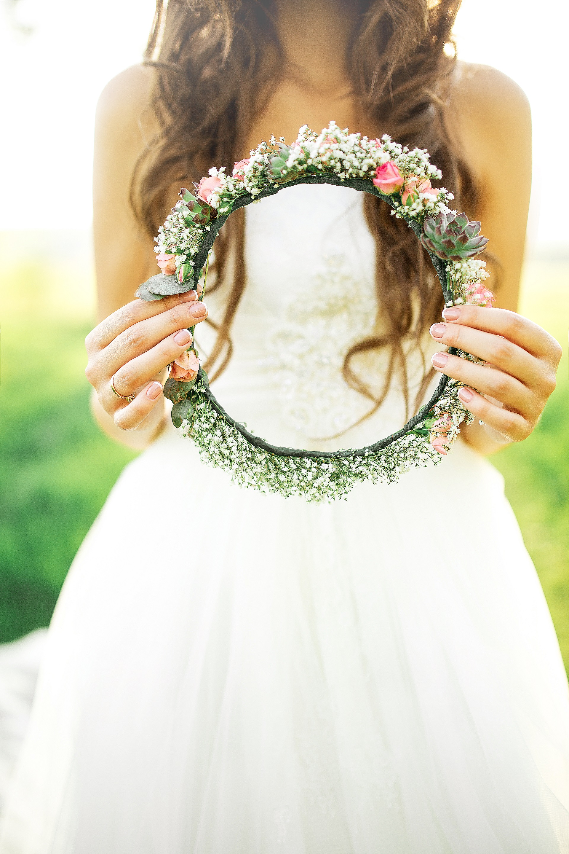 結婚式で使いたい 花冠 の作り方と似合う髪型とは ウェディング