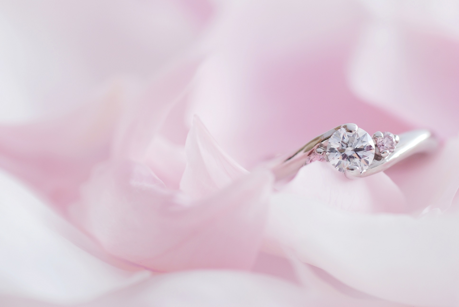 婚約指輪はいらない 指輪以外のプレゼント5選 ウェディングメディアmarrial