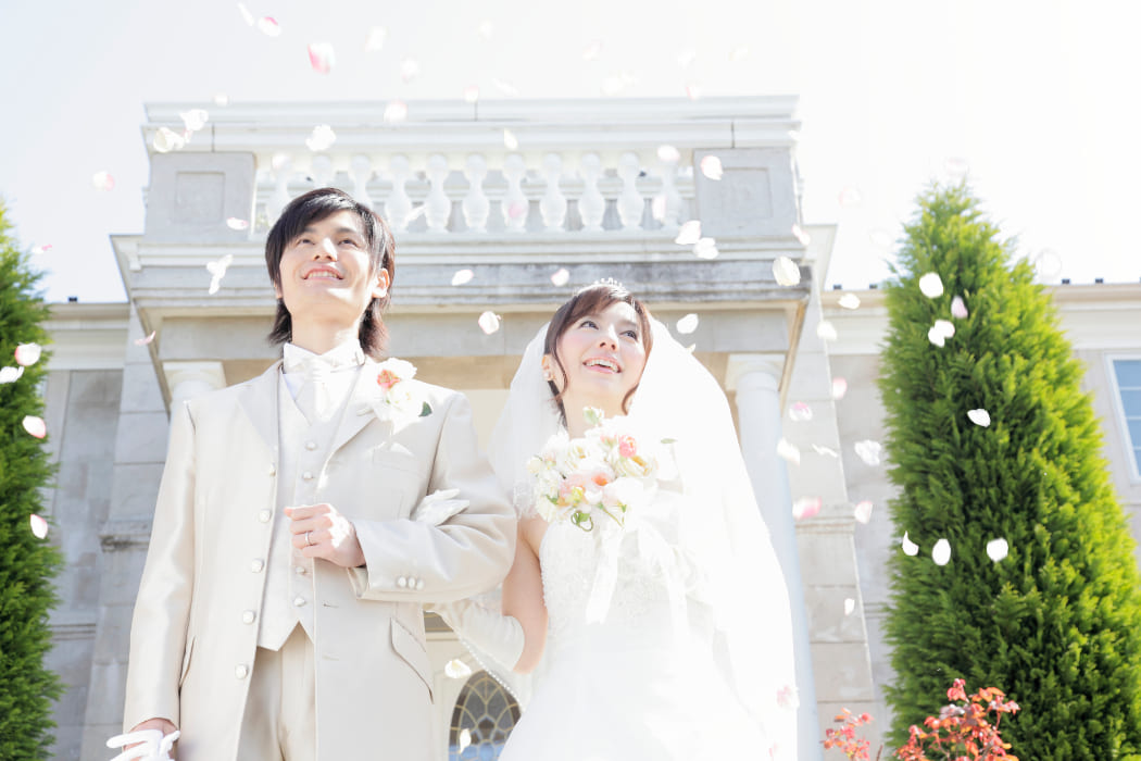 結婚式を挙げる新郎新婦