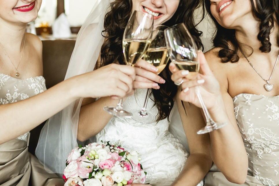 少人数結婚式で乾杯をする女性