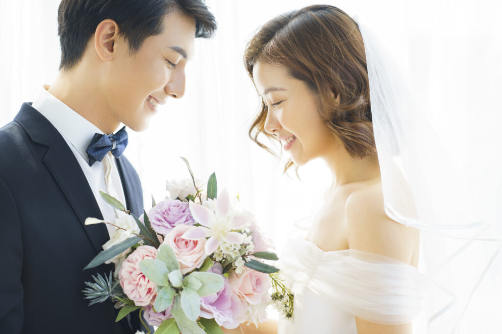少人数結婚式を挙げて笑顔な新郎新婦
