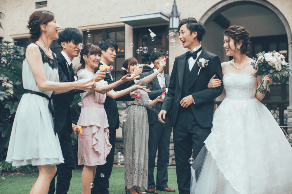バブルシャワーでお祝いされる新郎新婦